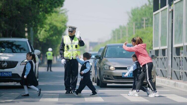 文明城市交警指挥交通