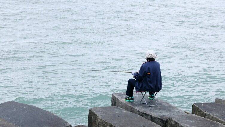 海浪海边垂钓远景