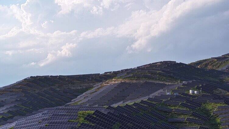 【合集延时】蓝天流云下山坡上的光伏发电站