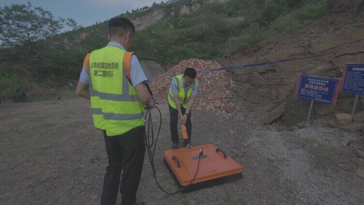 地质勘探员使用地质勘探仪器