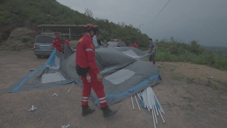 救援队搭建临时帐篷