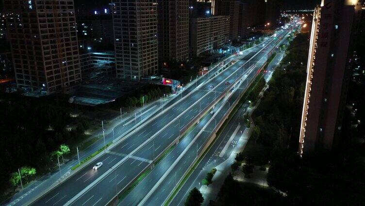 夜晚城市建筑车流