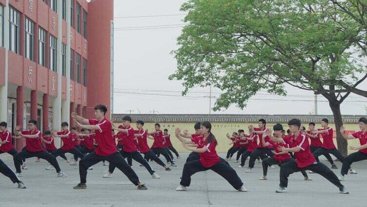 太极拳学校练习打太极