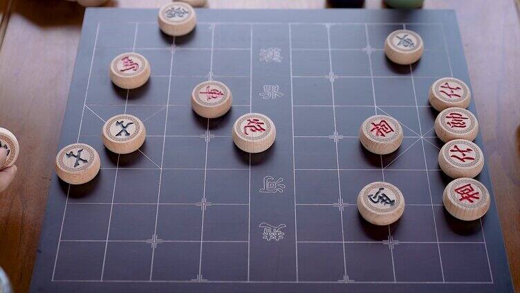 老年人下象棋特写