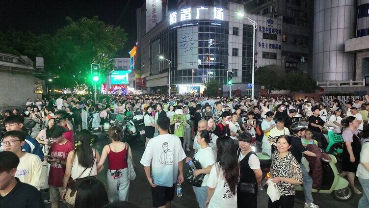 夜晚城市商业街热闹人群涌动繁华商业区