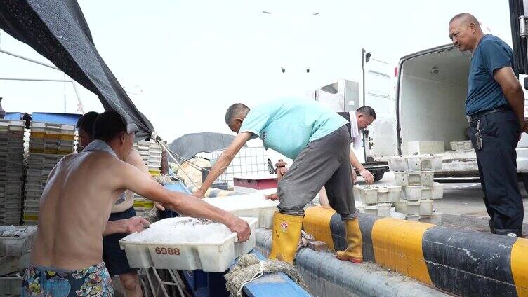 渔民捕鱼回港