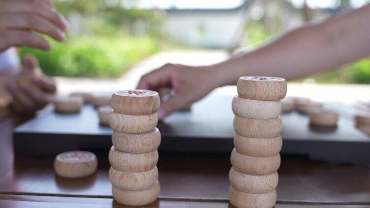 老年人下象棋特写