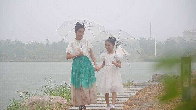 雨中的小女孩-姐妹一起雨中漫步-手拉手