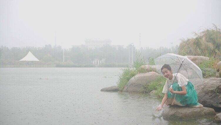 雨中漫步女孩-美女河边散步-淋雨的女孩