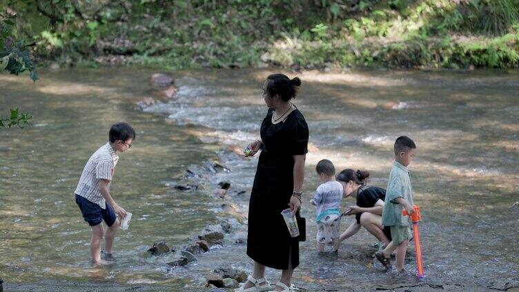 山涧溪流儿童玩水 戏水