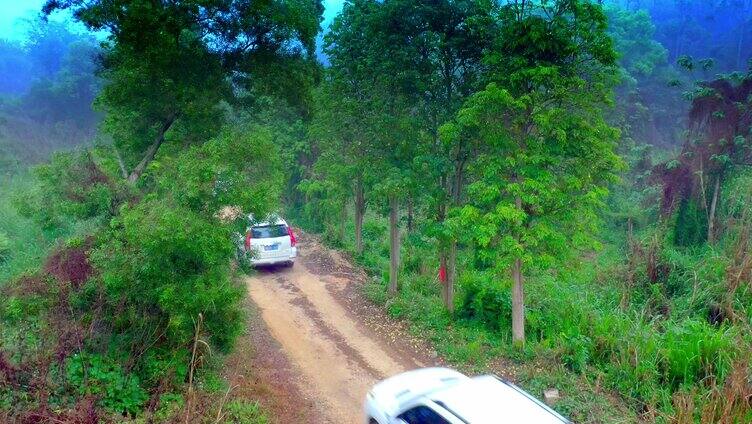 山村车辆马路土路公路车队山林