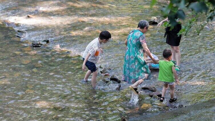 小朋友在溪河里趟水 玩水