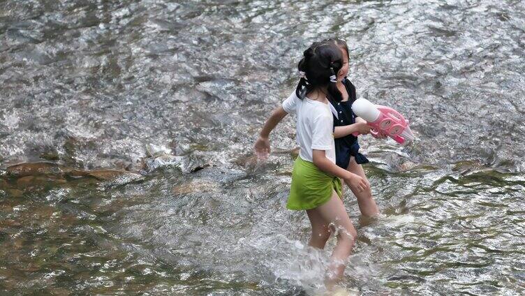 俩女孩在河里一起玩耍嬉戏