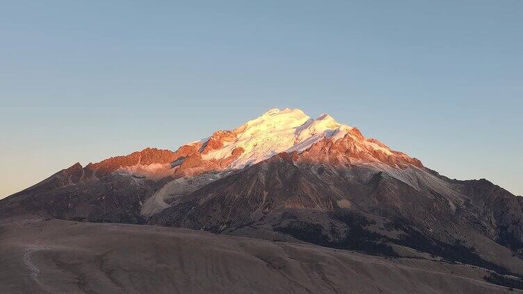 川西美景理塘格聂神山日照金山