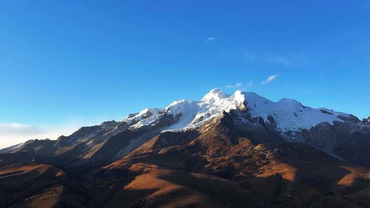 川西美景理塘县格聂神山