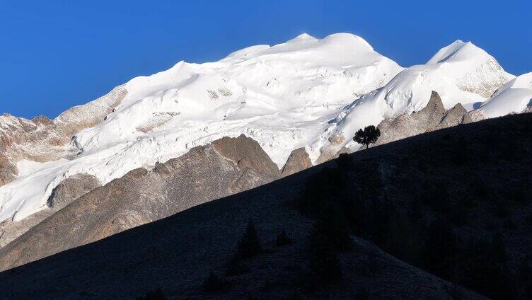 川西美景理塘格聂神山