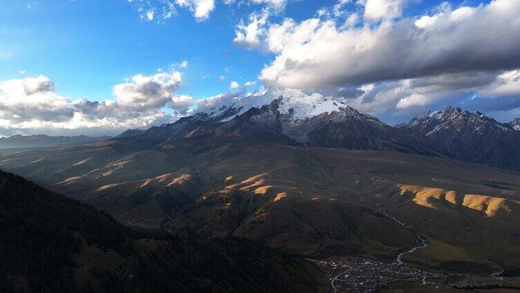 川西美景格聂南坡日照金山