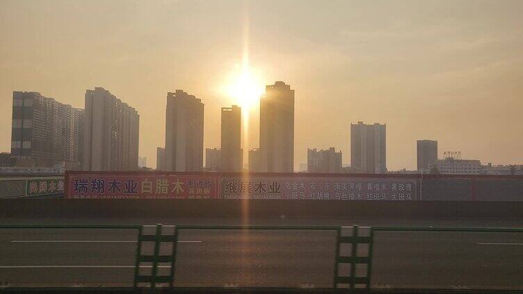 沿海特区高速公路行车两旁的黄昏风景 