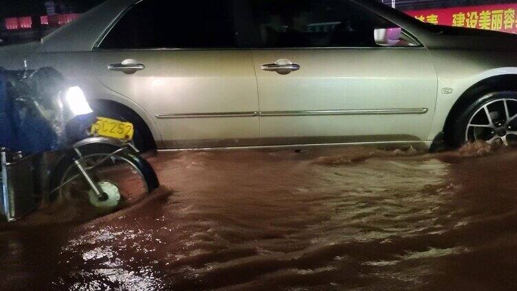 暴风雨过后水浸街洪水泛滥洪水泛滥成灾洪流