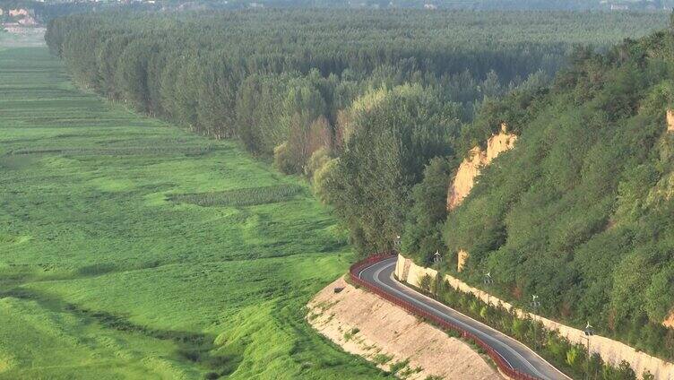 航拍沿黄河公路蜿蜒