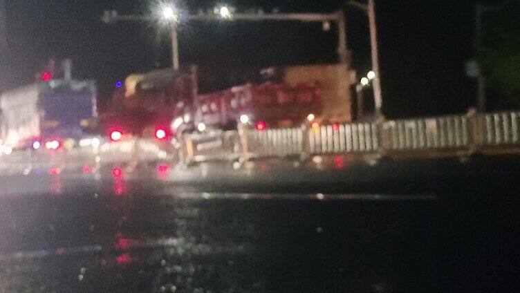 暴风雨过后洪水泛滥黑夜街道逆光车流   