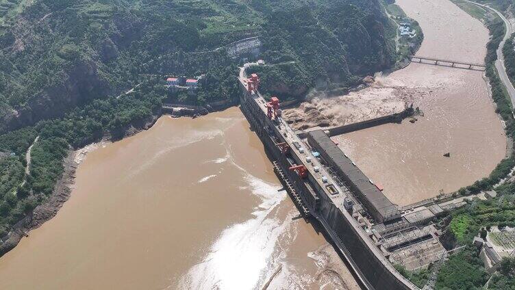 航拍三门峡大坝泄洪放水