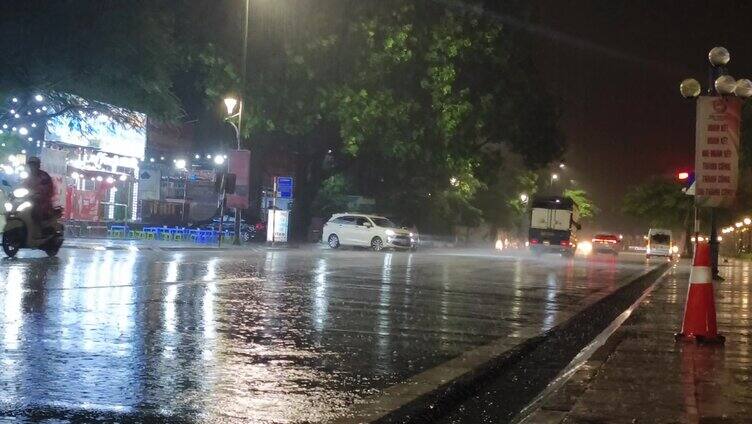 清明时节城市春雨街头夜晚车灯雨点滴下雨