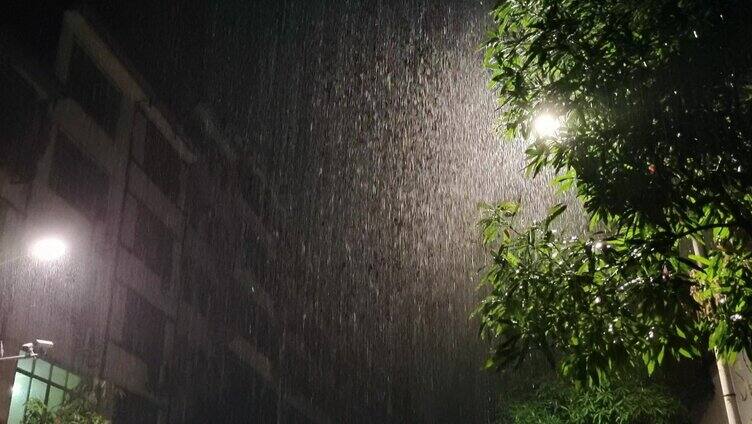  夜晚下雨街道 街灯路灯 雨巷子里雨滴 