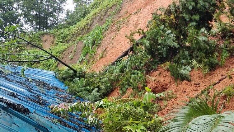 实拍山体塌方  暴风雨过后山体滑坡