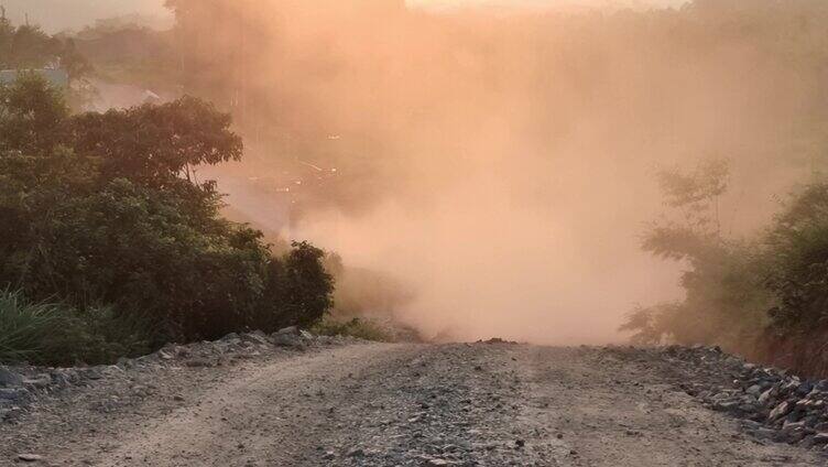 建筑工地上灰尘滚滚的泥头车渣土运输工程车