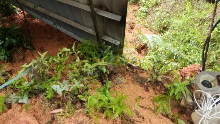 实拍山体塌方  暴风雨过后山体滑坡