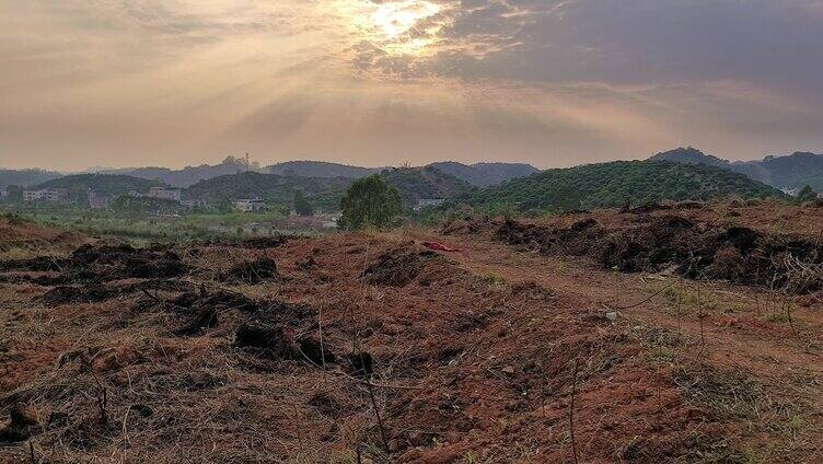 夕阳西下逆光黄昏山坡宁静的夏天乡村山坡