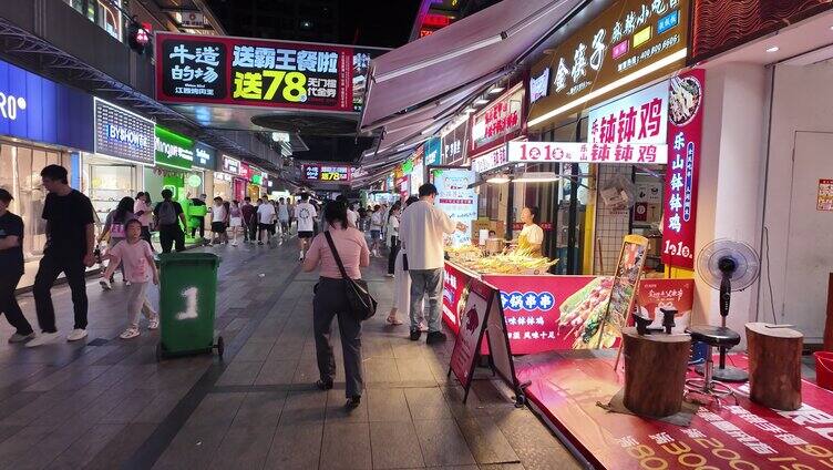 商业中心美食街夜晚丰富小吃热闹人流