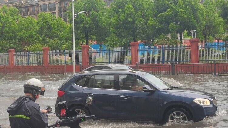 雨后积水车子过水路汽车行驶过涨水路口