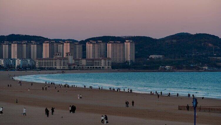 海边沙滩人流落日