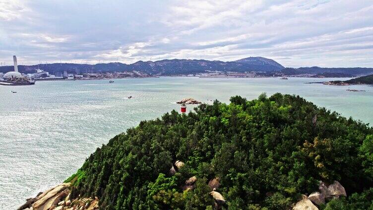 岛屿上的灯塔航拍堪景