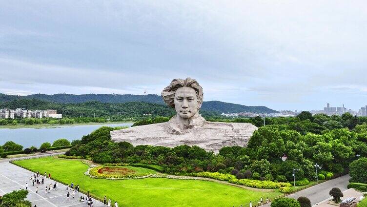 长沙湘江橘子洲头毛主席雕像