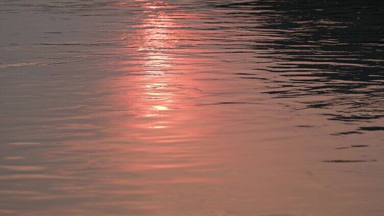 夕阳西下的湖面水波荡漾