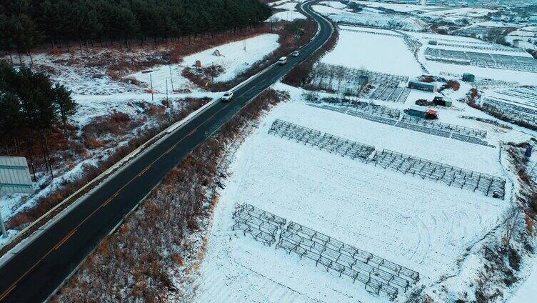 冬天车辆在公路上孤独行驶