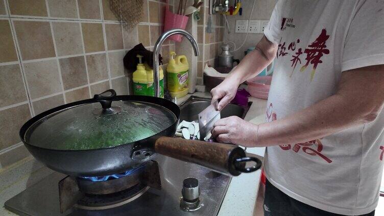 切菜做饭烧茄子家庭日常人物生活温馨生活