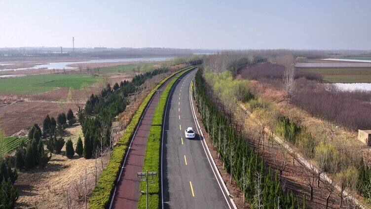 旅行车在乡间小路上行驶