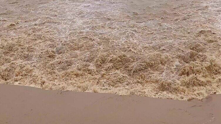  雨季河水上涨波涛汹涌翻滚洪涝灾害后浪推