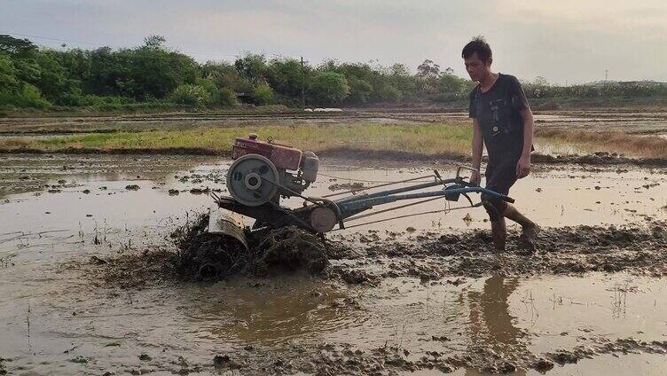 土壤耕地农田土地犁田机农民田间劳作翻耕