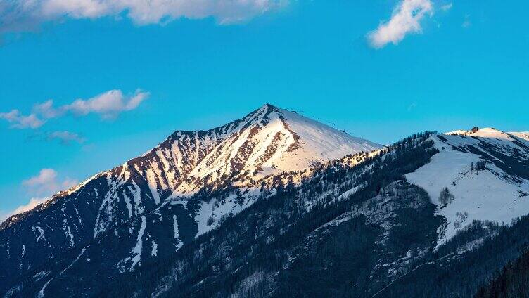 日照金山 禾木雪山滑雪场云延时