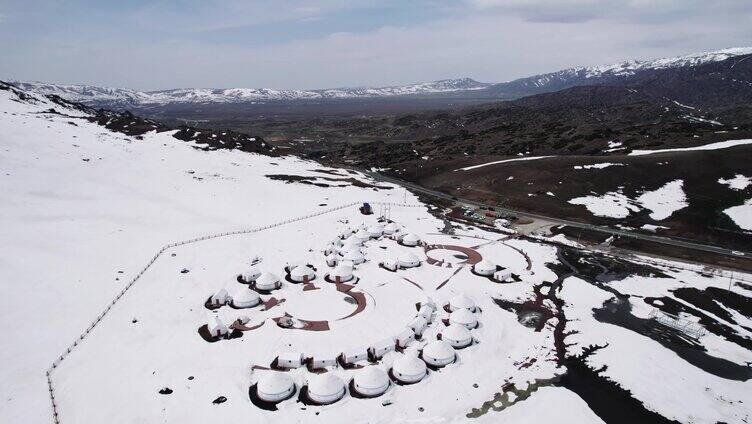 雪山高原跟车航拍