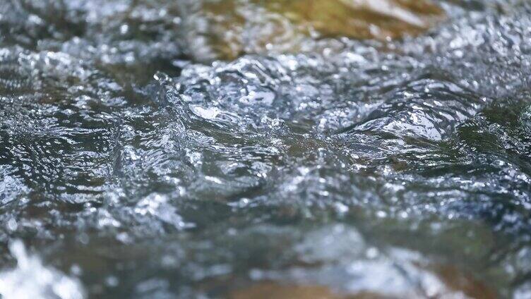 波涛汹涌的流水特写