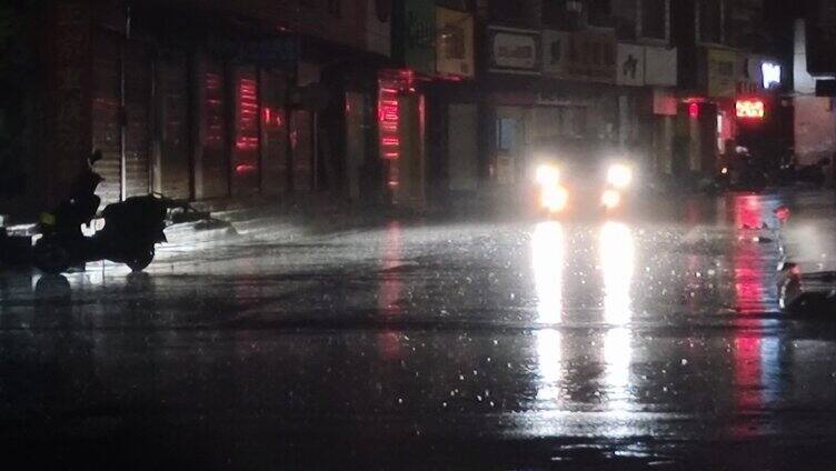 台风下雨 黑夜 街道街灯 冷雨