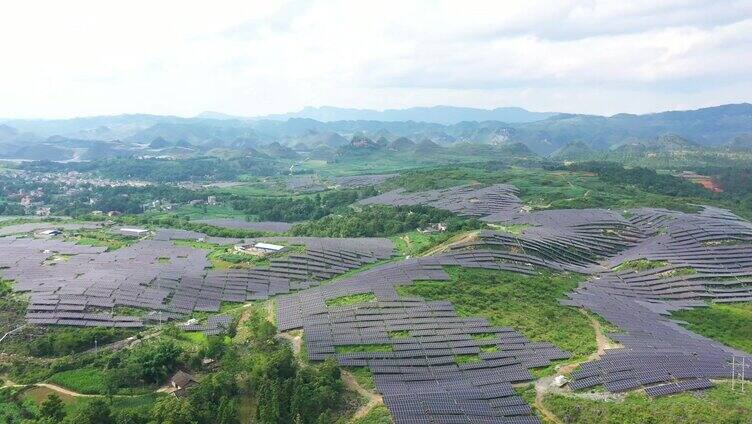 山区山地太阳能光伏板 光伏发电航拍