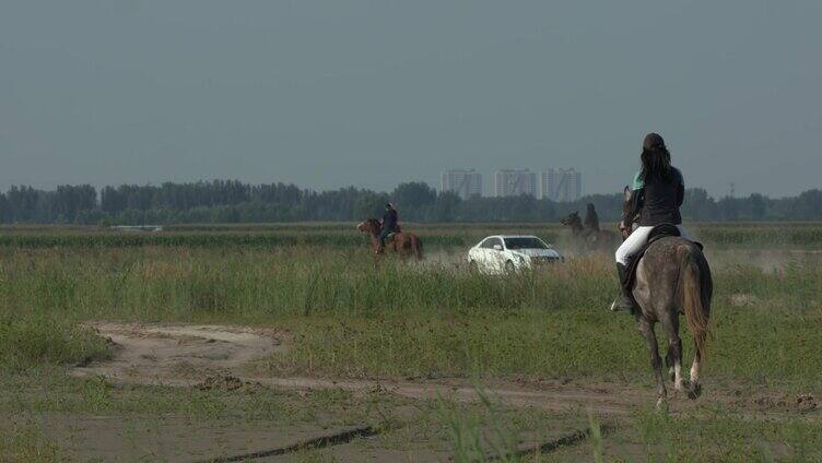 一对情侣滩区骑马