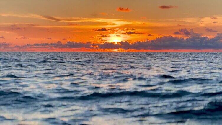 清晨海上日出太阳升起朝霞朝阳海岸大海日出